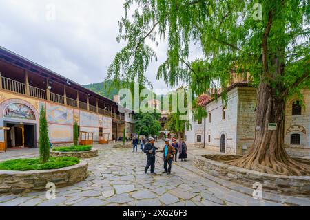 Bachkovo, Bulgarie - 26 septembre 2023 : vue de la cour et de l'église, avec des visiteurs, dans le monastère Bachkovo de la Dormition du Théotokos, Banque D'Images