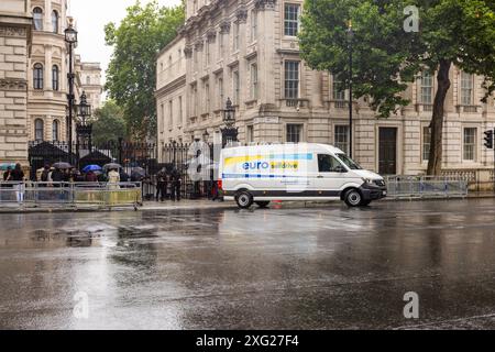 Londres, Royaume-Uni. 05 JUILLET 2024. La camionnette de déménagement quitte Downing Street après l'élection générale britannique qui a renversé le PM actuel Rishi Sunak. Crédit Milo Chandler/Alamy Live News Banque D'Images