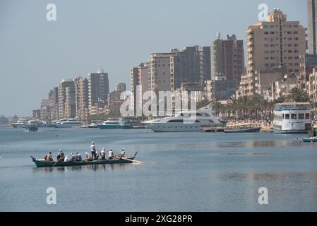 Rasheed, Égypte. 27 juin 2024. Les pêcheurs égyptiens ramènent leurs prises dans la ville de Rashid ou Rosetta dans la région du delta du Nil, au nord de l’Égypte. Rosetta connue localement sous le nom de Rashid est une ville portuaire du delta du Nil, la pierre de Rosetta y a été découverte en 1799. (Photo de John Wreford/SOPA images/SIPA USA) crédit : SIPA USA/Alamy Live News Banque D'Images