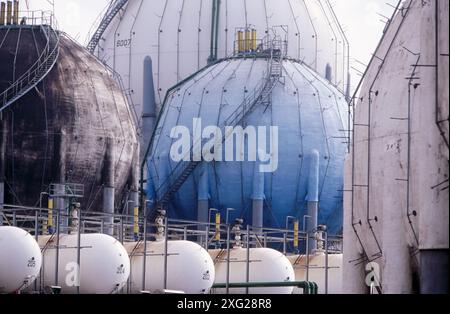 Les réservoirs de gaz butane, l'usine de distribution. El Musel, port de Gijón. Espagne Banque D'Images