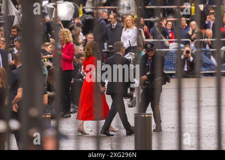 Londres, Royaume-Uni. 05 JUILLET 2024. Une vue regardant à travers les portes de Downing Street devant le premier ministre nouvellement élu Sir Kier Starmer après les élections générales britanniques, il peut être vu marcher vers le numéro 10 avec sa femme, entouré de la presse et du personnel. Crédit Milo Chandler/Alamy Live News Banque D'Images