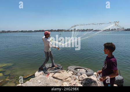 Rasheed, Égypte. 27 juin 2024. Un pêcheur égyptien local jette son filet lesté dans le Nil à Rosetta dans le delta du Nil dans le nord de l'Égypte. Rosetta connue localement sous le nom de Rashid est une ville portuaire du delta du Nil, la pierre de Rosetta y a été découverte en 1799. (Crédit image : © John Wreford/SOPA images via ZUMA Press Wire) USAGE ÉDITORIAL SEULEMENT! Non destiné à UN USAGE commercial ! Banque D'Images