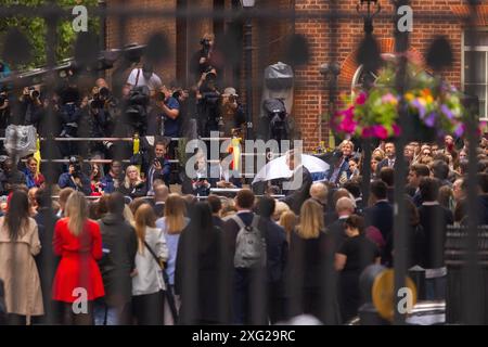 Londres, Royaume-Uni. 05 JUILLET 2024. Une vue regardant à travers les portes de Downing Street devant le premier ministre nouvellement élu Sir Kier Starmer à la suite des élections générales britanniques, il peut être vu prononcer un discours entouré de la presse et du personnel. Crédit Milo Chandler/Alamy Live News Banque D'Images