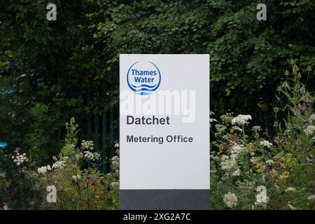 Datchet, Berkshire, Royaume-Uni. 6 juillet 2024. Un panneau Thames Water devant le Datchet Metering Office dans le Berkshire. Des appels persistent pour la renationalisation de l'eau de Tamise suite à leur bilan en matière de rejets de pollution, cependant, il a été signalé que le Parti travailliste nouvellement élu n'avait pas l'intention de renationaliser l'eau de Tamise. Crédit : Maureen McLean/Alamy Banque D'Images