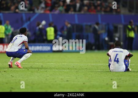 Aurelien Tchouameni (France) Dayot Upamecano (France) lors du match UEFA Euro Allemagne 2024 entre Portugal 4-5 France au Volkspakstadion le 05 juillet 2024 à Hambourg, Allemagne. Crédit : Maurizio Borsari/AFLO/Alamy Live News Banque D'Images