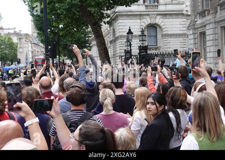 Des foules acclamantes accueillent le nouveau premier ministre Sir Keir Starmer à Downing Street le 5 juillet 2024 Banque D'Images