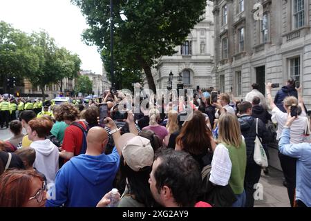 Des foules acclamantes accueillent le nouveau premier ministre Sir Keir Starmer à Downing Street le 5 juillet 2024 Banque D'Images