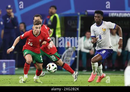 Francisco Conceicao (Portugal)Aurelien Tchouameni (France) lors du match UEFA Euro Allemagne 2024 entre le Portugal 4-5 France au Volkspakstadion le 05 juillet 2024 à Hambourg, Allemagne. Crédit : Maurizio Borsari/AFLO/Alamy Live News Banque D'Images