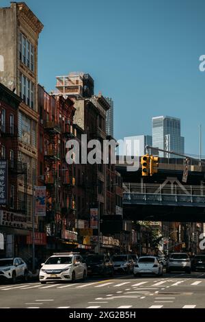 NEW YORK, États-Unis - 26 SEPTEMBRE 2023 : rue animée de New York avec de vieux bâtiments et des gratte-ciel modernes Banque D'Images
