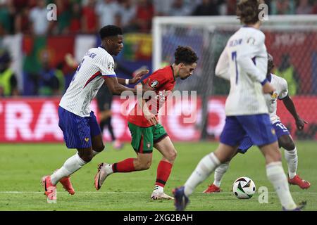 Vitinha Machado Ferreira (Portugal)Aurelien Tchouameni (France) lors du match UEFA Euro Allemagne 2024 entre Portugal 4-5 France au Volkspakstadion le 05 juillet 2024 à Hambourg, Allemagne. Crédit : Maurizio Borsari/AFLO/Alamy Live News Banque D'Images