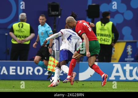 Eduardo Camavinga (France) Pepe Kepler Laveran de Lima Ferreira (Portugal) lors du match UEFA Euro Allemagne 2024 entre Portugal 4-5 France au Volkspakstadion le 05 juillet 2024 à Hambourg, Allemagne. Crédit : Maurizio Borsari/AFLO/Alamy Live News Banque D'Images