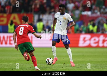Aurelien Tchouameni (France) Bruno Fernandes (Portugal) lors du match UEFA Euro Allemagne 2024 entre le Portugal 4-5 France au Volkspakstadion le 05 juillet 2024 à Hambourg, Allemagne. Crédit : Maurizio Borsari/AFLO/Alamy Live News Banque D'Images
