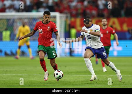 Joao Cancelo (Portugal)Kylian Mbappe (France) lors du match UEFA Euro Allemagne 2024 entre Portugal 4-5 France au Volkspakstadion le 05 juillet 2024 à Hambourg, Allemagne. Crédit : Maurizio Borsari/AFLO/Alamy Live News Banque D'Images