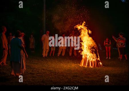 Costesti, Hunedoara, Roumanie - 24 juin 2024. Un ancien groupe de reconstitution historique, représente une coutume dace qui célèbre les dieux et la nature, Banque D'Images