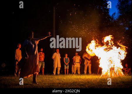 Costesti, Hunedoara, Roumanie - 24 juin 2024. Un ancien groupe de reconstitution historique, représente une coutume dace qui célèbre les dieux et la nature, Banque D'Images