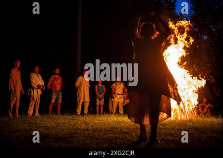 Costesti, Hunedoara, Roumanie - 24 juin 2024. Un ancien groupe de reconstitution historique, représente une coutume dace qui célèbre les dieux et la nature, Banque D'Images