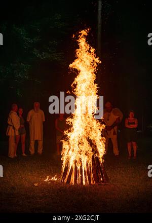 Costesti, Hunedoara, Roumanie - 24 juin 2024. Un ancien groupe de reconstitution historique, représente une coutume dace qui célèbre les dieux et la nature, Banque D'Images