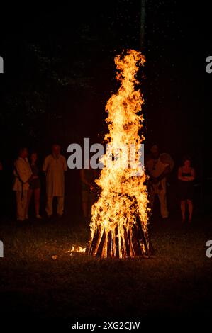 Costesti, Hunedoara, Roumanie - 24 juin 2024. Un ancien groupe de reconstitution historique, représente une coutume dace qui célèbre les dieux et la nature, Banque D'Images