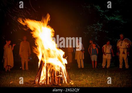 Costesti, Hunedoara, Roumanie - 24 juin 2024. Un ancien groupe de reconstitution historique, représente une coutume dace qui célèbre les dieux et la nature, Banque D'Images