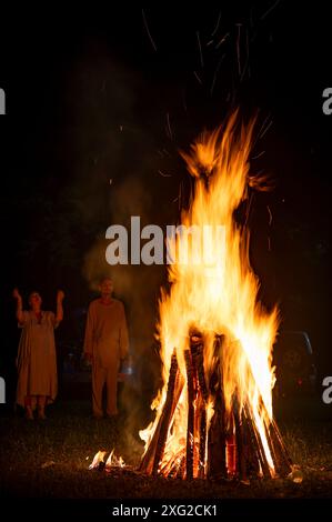 Costesti, Hunedoara, Roumanie - 24 juin 2024. Un ancien groupe de reconstitution historique, représente une coutume dace qui célèbre les dieux et la nature, Banque D'Images