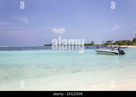 Une plage sur l'île de Fulidhoo avec des bateaux amarrés, Maldives Banque D'Images