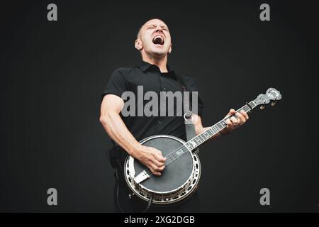 DANEMARK COPENAGHEN, COPENHELL FESTIVAL 19 JUIN : Jeff DaRosa, guitariste du groupe de punk celtique américain Dropkick Murphys (de Quincy, Massachusetts), se produisant sur scène au Festival de Copenhague 2024 Banque D'Images