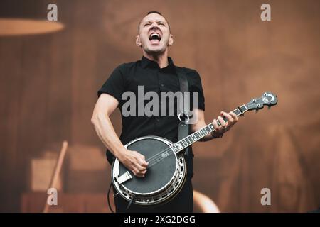 DANEMARK COPENAGHEN, COPENHELL FESTIVAL 19 JUIN : Jeff DaRosa, guitariste du groupe de punk celtique américain Dropkick Murphys (de Quincy, Massachusetts), se produisant sur scène au Festival de Copenhague 2024 Banque D'Images