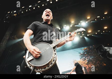 DANEMARK COPENAGHEN, COPENHELL FESTIVAL 19 JUIN : Jeff DaRosa, guitariste du groupe de punk celtique américain Dropkick Murphys (de Quincy, Massachusetts), se produisant sur scène au Festival de Copenhague 2024 Banque D'Images