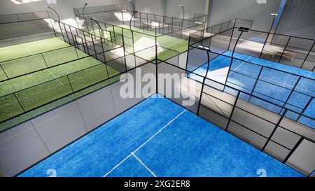 vue aérienne des courts de padel verts et bleus vides à l'intérieur d'un entrepôt, situé dans la zone du complexe sportif. Avec luminaire Banque D'Images