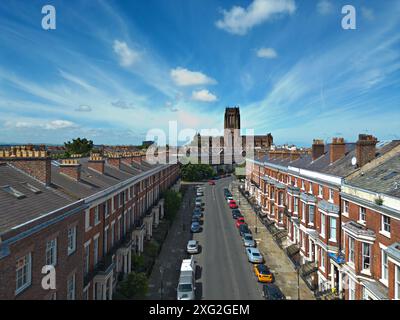 Vue sur la cathédrale anglicane de Liverpool le long de Canning St dans le quartier géorgien de Liverpool. Banque D'Images