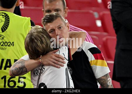 Stuttgart, Allemagne. 05 juillet 2024. L'Allemand Toni Kroos embrasse sa mère après la défaite de l'Allemagne en quart de finale contre l'Espagne à l'Euro 2024. Crédit : Federico Gambarini/dpa/Alamy Live News Banque D'Images