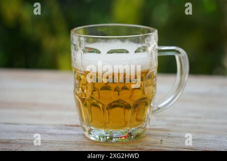 Tasse de bière sur la table avec de la bière. Bière dorée Pilsner lager Banque D'Images