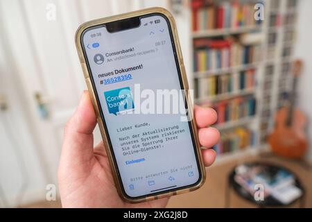 Betrügerische courriel de phishing auf einem Mobiltelefon die dazu auffordert ein wichtiges mise à jour für die Banksoftware derConsors Bank durchzuführen *** courriel de phishing frauduleux sur un téléphone portable demandant une mise à jour importante pour le logiciel bancaire de Consors Bank Nordrhein-Westfalen Deutschland, Allemagne GMS16469 Banque D'Images