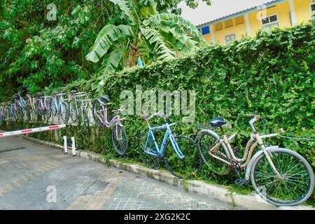 Bangkok Thaïlande. De nombreux vélos ornent les murs du marché de Tha Chang Wang Luang, décoration, excentrique. Artistique. Recyclé. Réaffecté. Banque D'Images