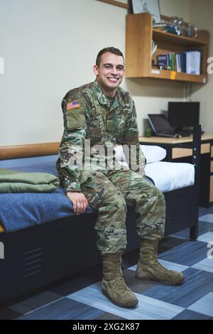 Militaire, service et soldat ou homme heureux à la marine, chambre à coucher ou quartier d'officier pour la bataille, l'entraînement de guerre ou le combat USA. Portrait, vétéran et uniforme Banque D'Images