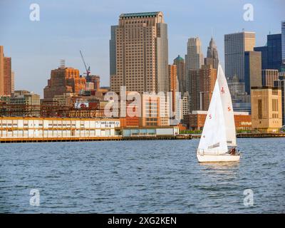 Un yacht à voile remonte le fleuve Hudson au large de l'embarcadère 40, New York, États-Unis. 3 mai 2009 Banque D'Images