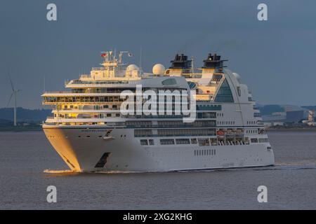 Le navire de croisière Seaborn Ovation se dirige vers la mer après avoir quitté les quais de Royal Portbury Banque D'Images