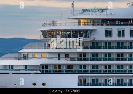 Le navire de croisière Seaborn Ovation se dirige vers la mer après avoir quitté les quais de Royal Portbury Banque D'Images