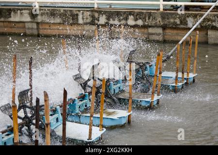 Turbines à eau dans l'eau pour augmenter l'oxygène à l'eau Banque D'Images