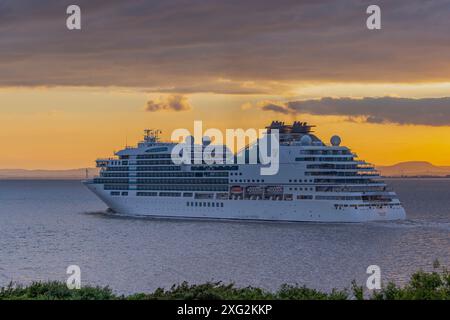 Le navire de croisière Seaborn Ovation se dirige vers la mer après avoir quitté les quais de Royal Portbury Banque D'Images