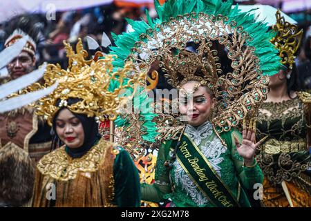 Bandung, Java occidental, Indonésie. 6 juillet 2024. Interprètes participe au défilé culturel Asia Afrika Festival 2024 à Bandung, en Indonésie. (Crédit image : © Algi Febri Sugita/ZUMA Press Wire) USAGE ÉDITORIAL SEULEMENT! Non destiné à UN USAGE commercial ! Crédit : ZUMA Press, Inc/Alamy Live News Banque D'Images