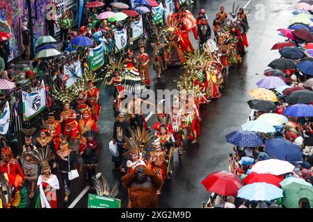 Bandung, Java occidental, Indonésie. 6 juillet 2024. Interprètes participe au défilé culturel Asia Afrika Festival 2024 à Bandung, en Indonésie. (Crédit image : © Algi Febri Sugita/ZUMA Press Wire) USAGE ÉDITORIAL SEULEMENT! Non destiné à UN USAGE commercial ! Crédit : ZUMA Press, Inc/Alamy Live News Banque D'Images