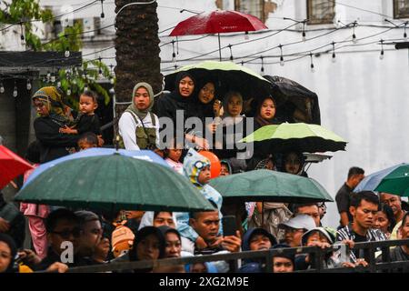 Bandung, Java occidental, Indonésie. 6 juillet 2024. Les gens regardent le défilé culturel Asia Afrika Festival 2024 à Bandung, Indonésie. (Crédit image : © Algi Febri Sugita/ZUMA Press Wire) USAGE ÉDITORIAL SEULEMENT! Non destiné à UN USAGE commercial ! Crédit : ZUMA Press, Inc/Alamy Live News Banque D'Images