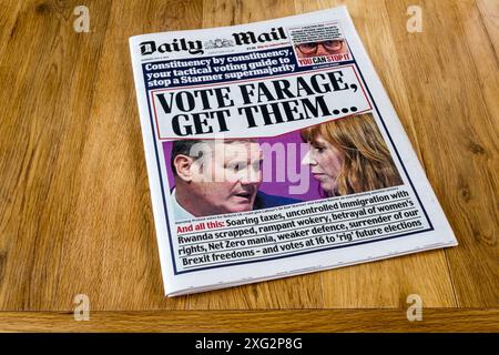 4 juillet 2024. Le titre de la première page du Daily mail le jour de l'élection générale de 2024 est vote Farage, obtenez-les ... Banque D'Images