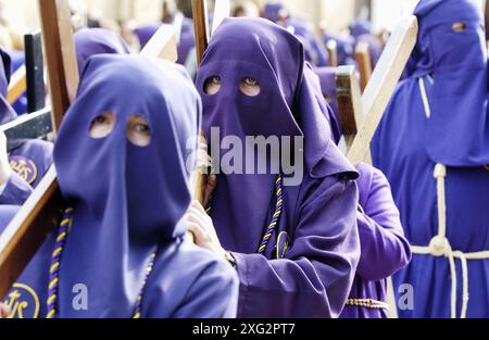 Pénitents à procession pendant la Semaine Sainte. Osuna, Séville province. Espagne Banque D'Images