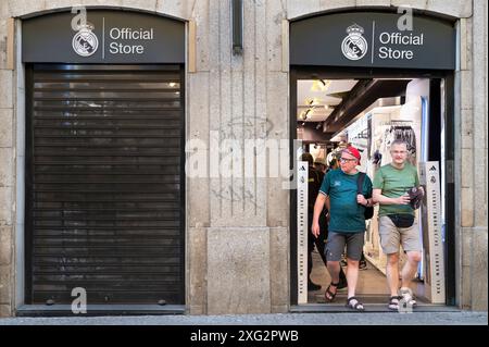 Madrid, Espagne. 05 juillet 2024. Les acheteurs sont vus quitter le magasin officiel et le logo de l'équipe de football professionnel espagnole Real Madrid Club en Espagne. Crédit : SOPA images Limited/Alamy Live News Banque D'Images