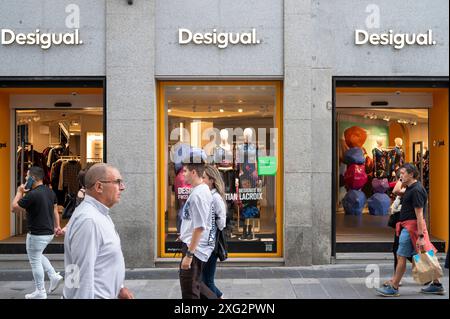 Madrid, Espagne. 05 juillet 2024. Les piétons passent devant le magasin de vêtements espagnol Desigual en Espagne. Crédit : SOPA images Limited/Alamy Live News Banque D'Images