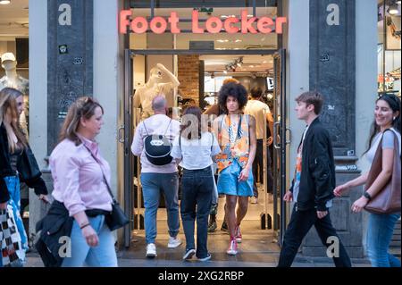 Madrid, Espagne. 05 juillet 2024. Les acheteurs et les piétons sont vus au magasin Foot Locker, une multinationale américaine de chaussures et de vêtements de sport, en Espagne. (Photo de Xavi Lopez/SOPA images/Sipa USA) crédit : Sipa USA/Alamy Live News Banque D'Images