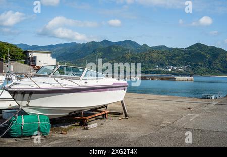 Bateaux de pêche sur les quais dans le port ou la jetée de Nachikatsuura, Japon. Banque D'Images