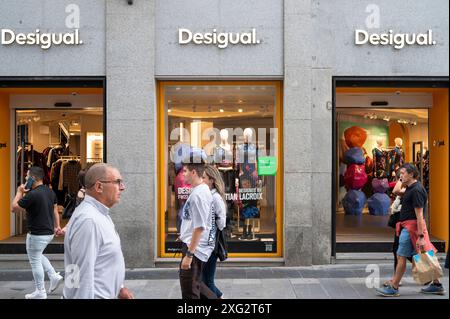 Madrid, Espagne. 05 juillet 2024. Les piétons passent devant le magasin de vêtements espagnol Desigual en Espagne. Crédit : SOPA images Limited/Alamy Live News Banque D'Images